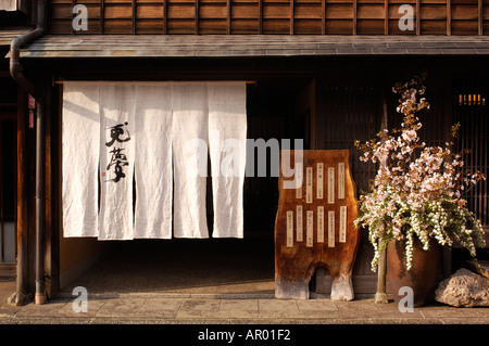 Der Eingang zu einem Restaurant in einer Straße von erhaltenen Samurai-Häusern in Nagamachi Bezirk von Kanazawa-Japan Stockfoto