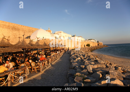 Abendstimmung auf der Stadtmauer in der Medina von Hammamet, Tunesien Stockfoto