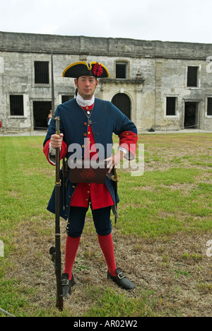 Soldat in britischer Uniform in das Castillo de San Marcos, älteste Steinkastell von uns, Florida, USA Stockfoto