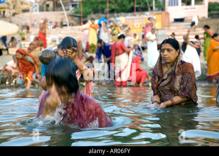 Rituelle morgendlichen Bad. Assi Ghat. Ganges-Fluss. Varanasi. Indien Stockfoto