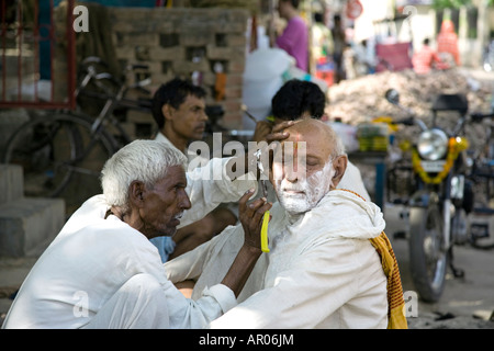 Straße Barbier. Assi Ghat. Varanasi. Indien Stockfoto