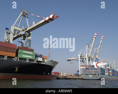 Containerschiff Im Hamburger Hafen, Deutschland Stockfoto