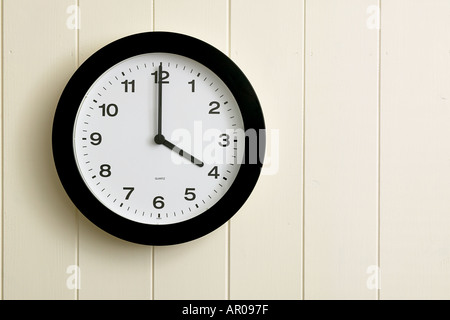 Wanduhr, Zeit um vier Uhr 0400 1600 Stockfoto