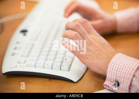 Nahaufnahme eines Womans Hände tippen am Computer-Tastatur Stockfoto