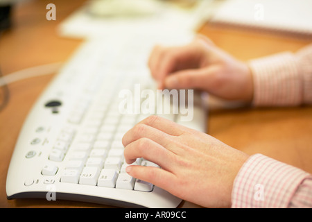 Nahaufnahme eines Womans Hände tippen am Computer-Tastatur Stockfoto