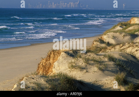 Ansicht von Surfers Paradise, von South Stradbroke Island, Gold Coast, Queensland, Australien Stockfoto