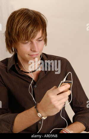 Junger Mann mit Apple IPod Stockfoto