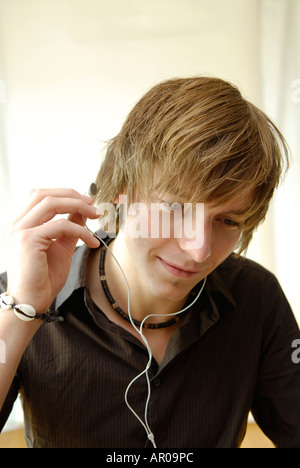 Junger Mann mit Apple IPod Stockfoto