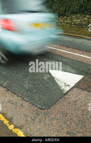 Ein Auto über eine Geschwindigkeit Buckel Stockfoto