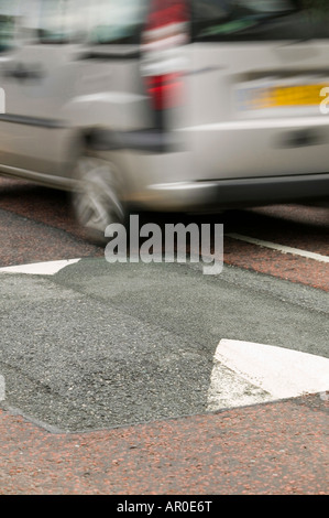 Ein Auto über eine Geschwindigkeit Buckel Stockfoto