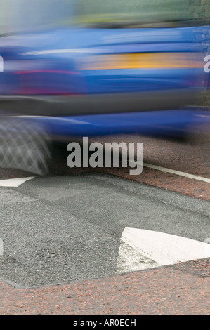 Ein Auto über eine Geschwindigkeit Buckel Stockfoto