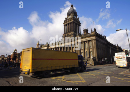 LKW Reisen vorbei an Leeds Rathaus erbaut 1858, entworfen von Cuthbert Brodrick Leeds Yorkshire uk Stockfoto