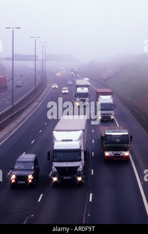 Verkehr auf der Autobahn A1 M1 durch dick Nebel Leeds Yorkshire UK Stockfoto