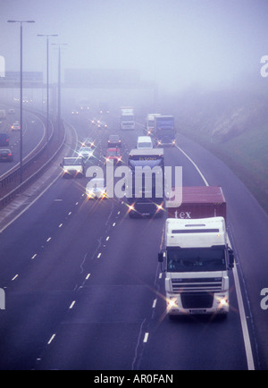 Verkehr auf der Autobahn A1 M1 durch dick Nebel Leeds Yorkshire UK Stockfoto