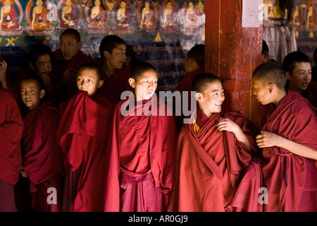 Morgen, am frühen Morgen im Inneren Tashilumpo Kloster, eines der größten Klöster in Tibet China singen Stockfoto