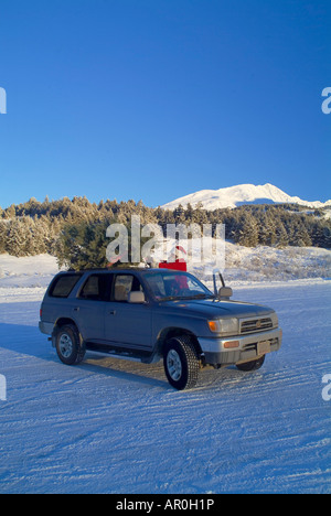 Weihnachtsbaum gebunden, Fahrzeug Top w/w/o Weihnachtsmann AK SC Winter Stockfoto