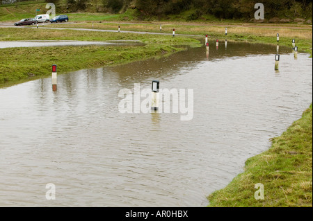 Eine Straße in der Nähe von Sunderland Punkt Morecambe Bay UK überflutet durch eine Kombination von Flut und Sturm zwingen Winde Stockfoto