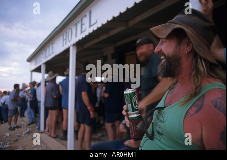 Rennen Sie in der berühmten Birdsville Kneipe trinken, Wochenend, Australien, Queensland, Birdsville Hotel trinken Wochenende Stockfoto