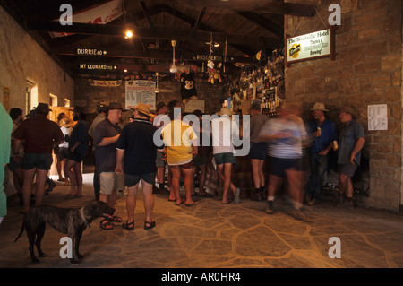 Im berühmten Birdsville Pub, trinken, Rennen Wochenend, Australien, Queensland, Birdsville Hotel, Getränk und Rennwochenende Stockfoto