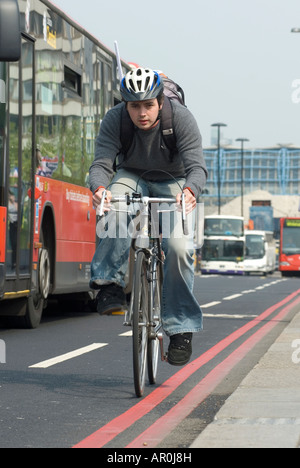 Radfahrer auf dem Fahrrad, mit dem Rad zur Arbeit an einem Radweg in London Verkehr Stockfoto