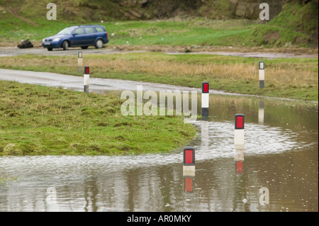 Eine Straße in der Nähe von Sunderland Punkt Morecambe Bay UK überflutet durch eine Kombination von Flut und Sturm zwingen Winde Stockfoto