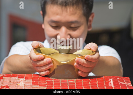 Ein chinesischer Tourist Mann betet für Reichtum an Tin Hau Tempel Repulse Bay Hong Kong Stockfoto