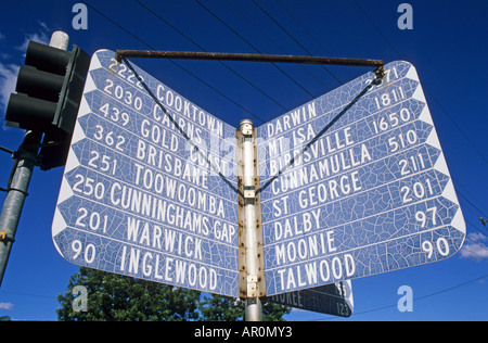 Wegweiser in Goondiwindi, Australien, Australien, Schild an einer Kreuzung zeigen viele Orte in verschiedene Richtungen, Stras Stockfoto