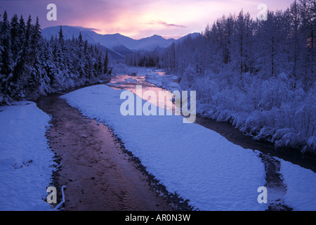 Sonnenuntergang über Glacier Creek Chugach Mtns SC AK Winter/Nnear Girdwood Stockfoto