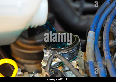 Nachfüllen von Kühlmittel in einem Motor Stockfoto