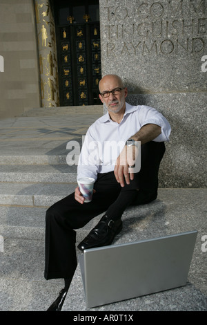 reifer Mann Ruhe außerhalb mit laptop Stockfoto