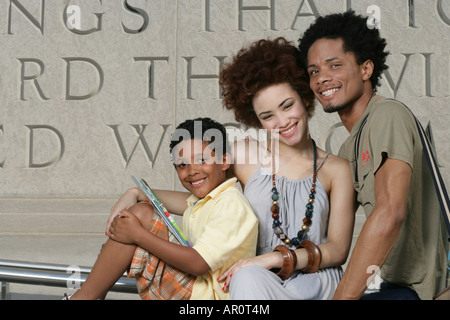 afroamerikanische Familie mit jungen zusammen in die Kamera Lächeln Stockfoto