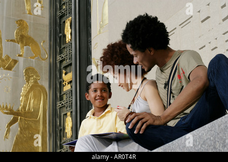 afroamerikanische Familie mit jungen und Schule Bücher Stockfoto