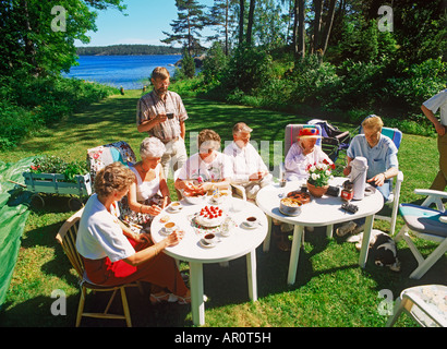 Freunde Essen teilen, gehören Kaffee und Gespräch über Familie Insel in Stockholm Archipealgo Stockfoto