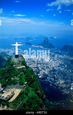 Luftaufnahme des Berg Corcovado über Rio De Janeiro Botafogo-Bucht mit Pao de Acucar Stockfoto