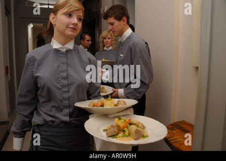 Kellner bei der Arbeit in einem eleganten Restaurant Tschechien Stockfoto