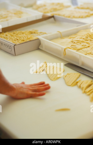 Pastaherstellung frische Pici in Toskana, Italien Stockfoto