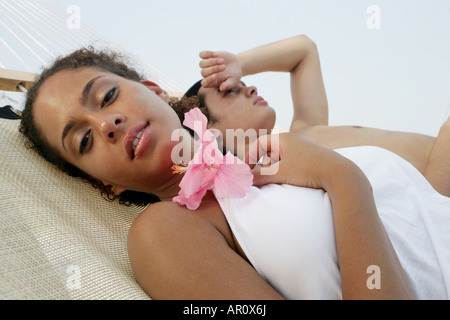 Junges Paar zum Entspannen in der Hängematte am Strand. Stockfoto