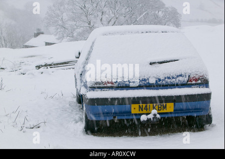 ein Auto verlassen auf Kirkstone Pass im Lake District in starkem Schneefall UK Stockfoto