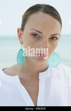 Porträt der jungen Frau am Strand. Stockfoto