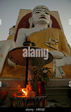 Schrein, Kyaik-Wortspiel Pagode, Bago, Vier 30 Meter Hohe Sitzende Buddhafiguren, Kyaikpun Pagode besteht aus vier sitzenden Buddhas 30 Stockfoto