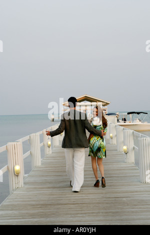 Junge Paare, die am Pier. Stockfoto