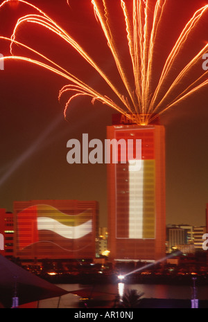 Feuerwerk auf dem Gebäude mit Flag Bild auf seiner Fassade zu sehen. Stockfoto