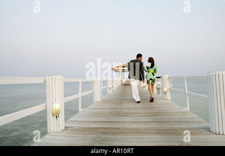 Junge Paare, die am Pier. Stockfoto