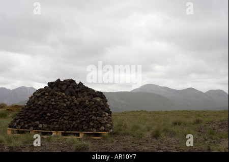 Hügel von Rasen Torf schneiden in einem Torfmoor vor Bergen in Connemara County Galway Irland Stockfoto