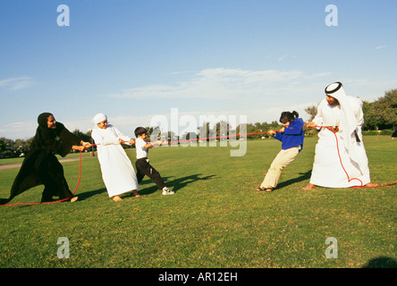 Eine Familie, die das Tauziehen im Park genießen. Stockfoto