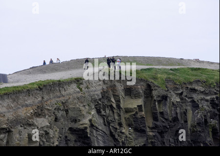 Touristen, die Weg an die Spitze der Klippen von Moher County Clare Irland Stockfoto