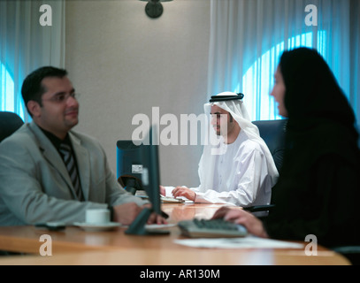 Arabische Männer und eine Frau in einem Büro Stockfoto