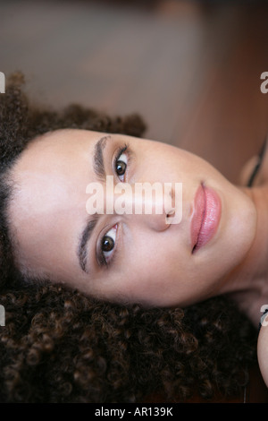 Nahaufnahme einer jungen Frau, Lächeln Stockfoto