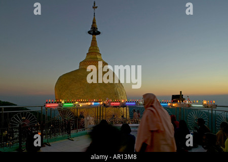 Pilger am goldenen Felsen, Kyaiktiyo-Pagode, Myanmar Stockfoto