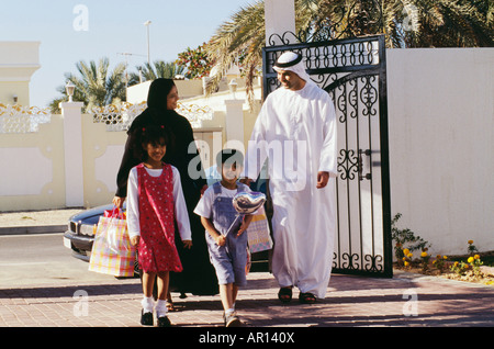 Eine Familie kehrt nach einem Ausflug und shopping. Stockfoto